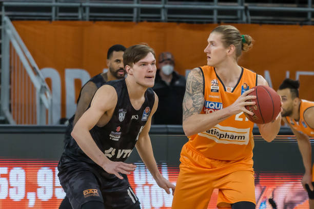 迫使其在半 迫使其在半